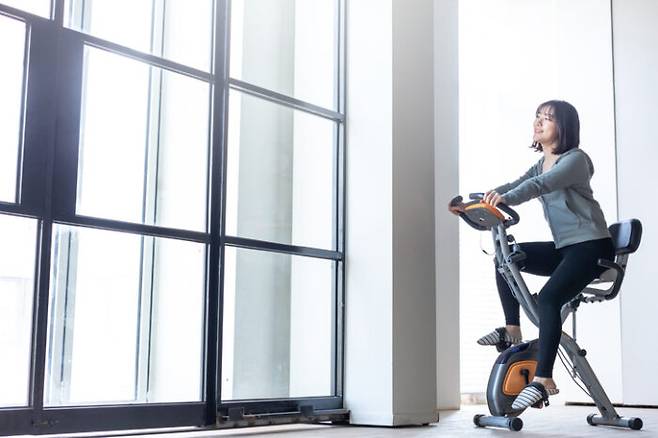 1분에 바퀴를 50~60번 돌리는 속도로 10분에서 30분까지 점차 시간을 늘려가는 것이 좋다. [사진= 게티이미지뱅크]