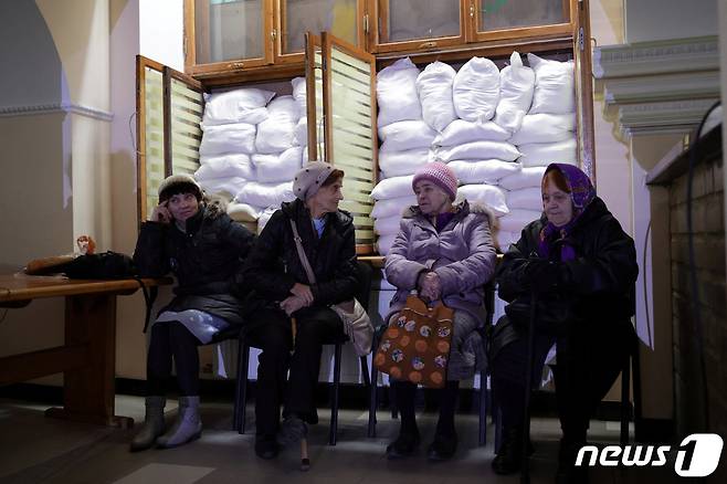 러시아군이 우크라이나 헤르손 지역에서 물러난 가운데 여성들이 22일(현지시간) 식량과 생수 등 구호품을 기다리고 있다. ⓒ 로이터=뉴스1 ⓒ News1 최종일 기자