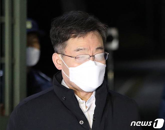 화천대유자산관리 대주주 김만배 씨가 24일 새벽 경기 의왕시 서울구치소를 나서고 있다.  2022.11.24/뉴스1 ⓒ News1 김영운 기자