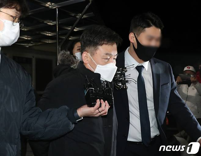 화천대유자산관리 대주주 김만배 씨가 24일 새벽 경기 의왕시 서울구치소를 나서고 있다. 2022.11.24/뉴스1 ⓒ News1 김영운 기자