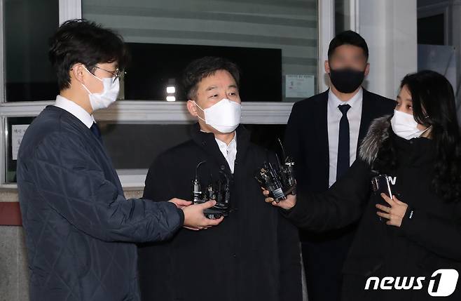 화천대유자산관리 대주주 김만배 씨가 24일 새벽 경기 의왕시 서울구치소를 나서고 있다. 2022.11.24/뉴스1 ⓒ News1 김영운 기자