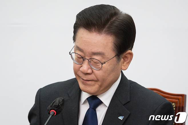 이재명 더불어민주당 대표가 23일 서울 여의도 국회에서 열린 최고위원회의에 참석해 있다. 2022.11.23/뉴스1 ⓒ News1 유승관 기자