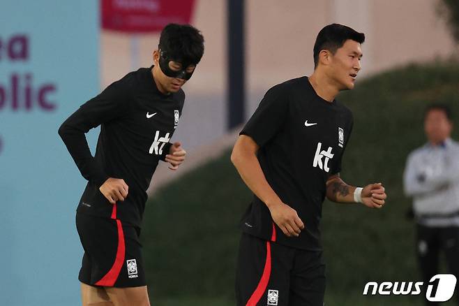 파울루 벤투 감독이 이끄는 대한민국 축구대표팀의 주장 손흥민과 김민재가 22일 오후(현지시간) 카타르 도하 알에글라 트레이닝센터에서 훈련을 하고 있다. 2022.11.23/뉴스1 ⓒ News1 이광호 기자