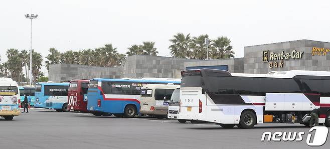 제주국제공항 렌터카 하우스에서 렌터카 차고지로 향하는 셔틀이 대기하고 있다. /뉴스1 ⓒ News1 오현지 기자