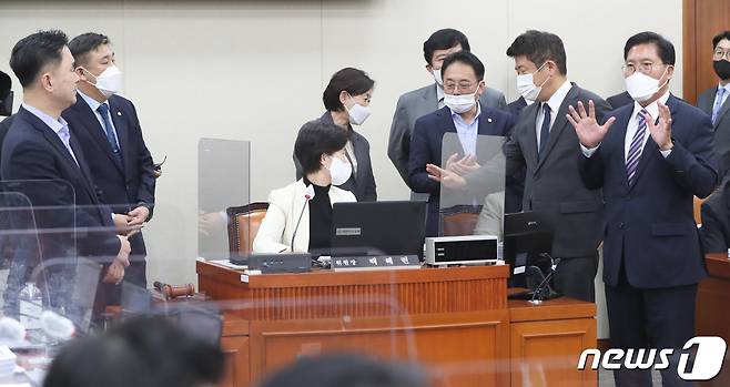 24일 서울 여의도 국회에서 열린 정무위원회 전체회의에서 백혜련 위원장과 국민의힘 의원들이 내년도 예산안 의결을 두고 언쟁을 벌이고 있다. 2022.11.24/뉴스1 ⓒ News1 허경 기자