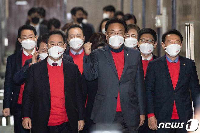 정진석 국민의힘 비상대책위원장이 24일 서울 여의도 국회에서 열린 비상대책위원회의에 참석하며 주먹을 불끈 쥐고 2022 카타르 월드컵 한국대표팀을 응원하고 있다. 2022.11.24/뉴스1 ⓒ News1 유승관 기자