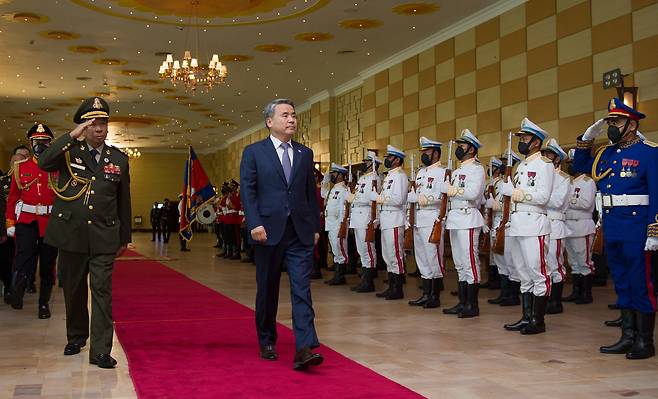 이종섭 국방부 장관이 24일 캄보디아 시엠립에서 열린 한·캄보디아 국방장관회담에 앞서 떼어 반 캄보디아 국방장관과 함께 의장대를 사열하고 있다. (국방부 제공)