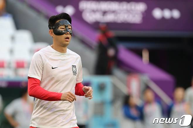 손흥민이 24일 오후(현지시간) 카타르 알라이얀 에듀케이션 시티 스타디움에서 열리는 2022 카타르 월드컵 조별리그 H조 1차전 대한민국과 우루과이의 경기를 앞두고 가볍게 몸을 풀고 있다. 2022.11.24/뉴스1 ⓒ News1 이동해 기자