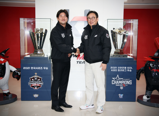 KT와 4년 29억원에 FA 계약을 체결한 김상수(왼쪽)가 24일 나도현 단장과 포즈를 취하고 있다. 사진제공 | KT 위즈