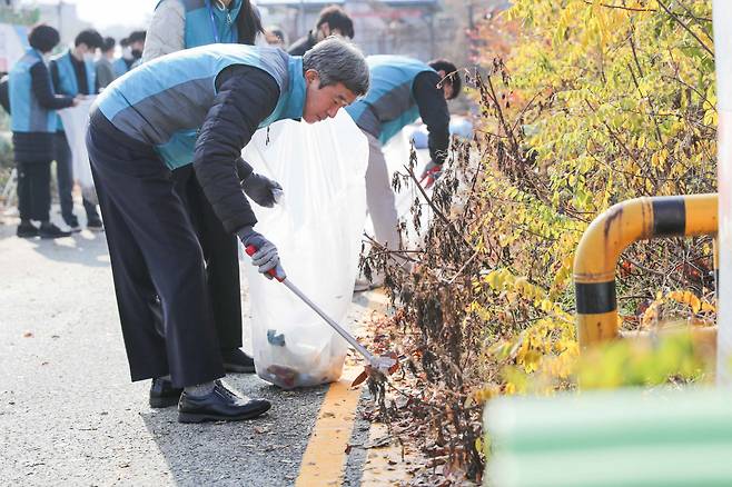 정기환 한국마사회장이 임직원들과 함께 사업장 인근 환경정화에 나섰다. 사진제공=한국마사회