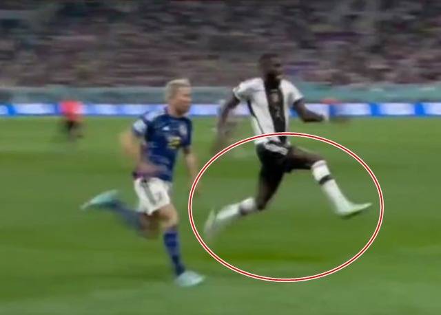 독일 수비수 안토니오 뤼디거의 일본전 '달리기'를 두고 조롱이라는 비판이 제기되고 있다. 반면 일각에서는 '원래 그랬던 선수'라며 확대해석을 경계하기도 한다. /트위터 캡처