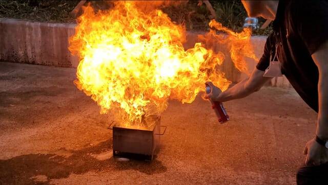 상용 에어로졸을 380g 투입한 후 소화를 시도했으나 불이 꺼지지 않았다. (사진=생기원)