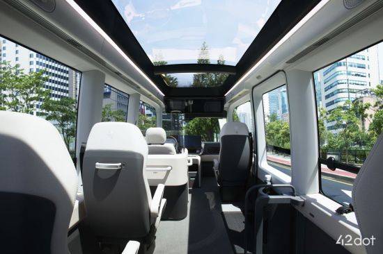 포티투닷의 수요응답형 자율주행버스 aDRT 내부. 차체를 낮추고 전고를 높였으며 천장에는 파노라마 선루프로 개방적인 인상을 준다. 창문은 탑승객 허리 정도까지 올 정도로 넓게 디자인해 시야가 잘 확보된다.＜사진제공:포티투닷＞