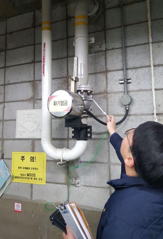 경상남도 담당 공무원이 겨울철을 맞아 가스·전기시설 안전을 점검하고 있다.