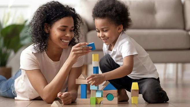 모성에 대한 이상적인 묘사가 대중화되면 엄마들에게 대한 비현실적인 기준이 굳어질 수 있다