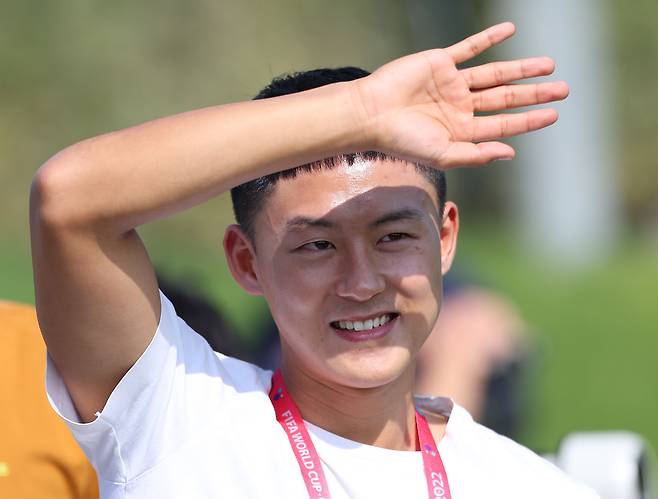 2022 카타르 월드컵 개막을 하루 앞둔 19일(현지시간) 카라드 도하 알에글라 훈련장을 찾은 이승우가 선수들 훈련을 바라보고 있다. /연합뉴스