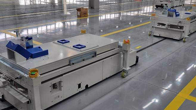 23일 준공한 대동모빌리티 S-팩토리에 도입된 AGV. 현재 10대를 운영 중이다. /대구=이은영 기자