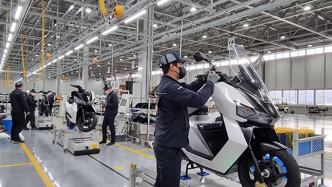 대동그룹이 지난 23일 준공한 대동모빌리티 S-팩토리. 작업자들이 AGV를 타고 온 전기스쿠터에 키오스크에 안내된 작업 내용에 따라 부품을 조립하고 있다. /대구=이은영 기자