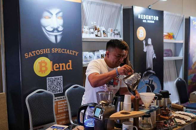 비트코인으로 결제할 수 있는 엘살바도르의 매장. /로이터=연합뉴스