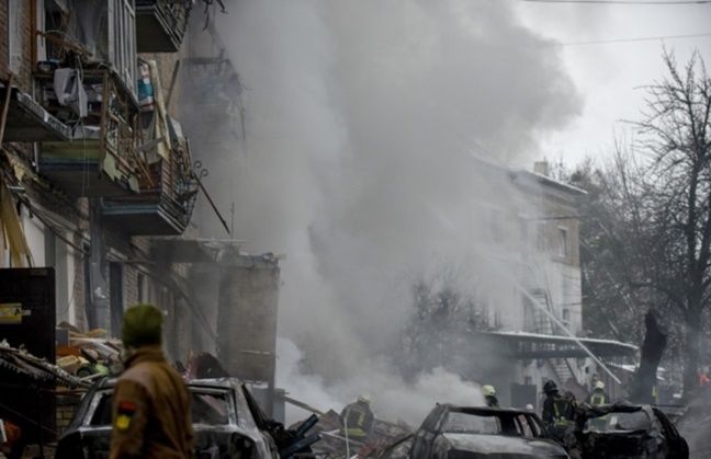 23일(현지시간) 우크라이나 키이우 인근 도시인 비시호로드 시내에서 러시아군의 폭격으로 발생한 화재를 소방관들이 진압하고 있다. ⓒEPA/연합뉴스