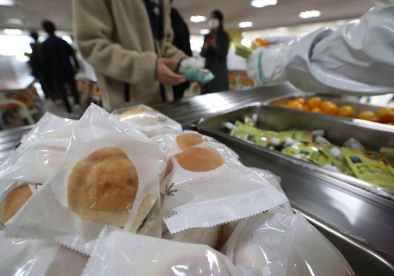 지난해 10월 학교 비정규직 노조원들의 파업으로 급식이 중단된 경기도 한 학교에서 학생들이 대체식을 배식받고 있다. ⓒ뉴시스