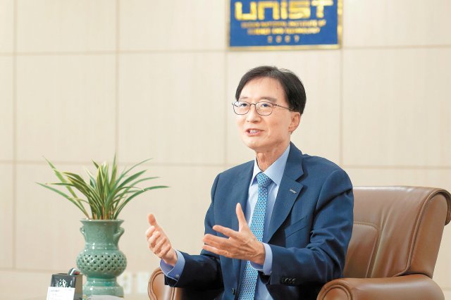 이용훈 UNIST 총장의 대학 경영은 ‘소리 없이 빠르다’. 이 총장은 풍부한 연구 경력과 행정 경험, 부드러운 리더십을 바탕으로 UNIST를 2027년 세계 100대 대학에 진입시키기 위해 뛰고 있다. UNIST 제공