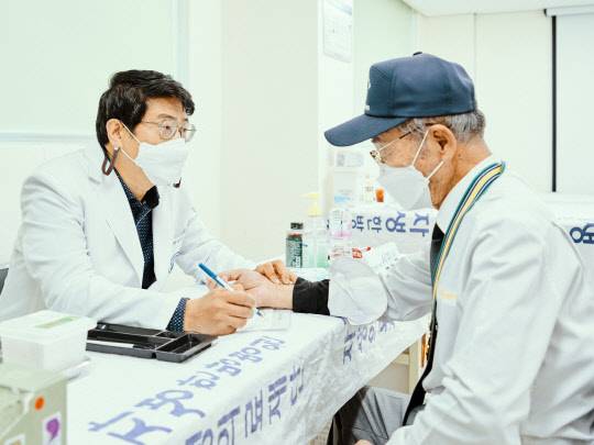 신민식 자생의료재단 사회공헌위원장이 연평도 주민을 문진하고 있다. 자생의료재단 제공.