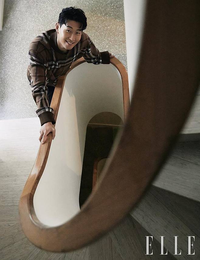 체크 패턴 보머 재킷과 블랙 팬츠는 모두 Burberry.