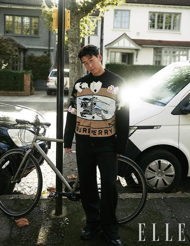 로고를 더한 울 카디건과 블랙 팬츠, 블랙 스니커즈는 모두 Burberry.