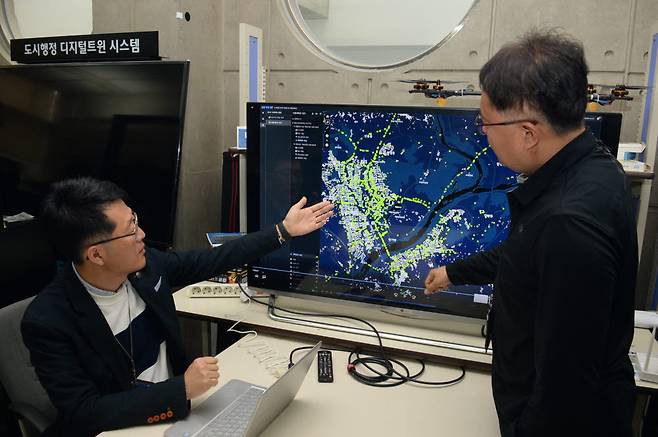 ETRI 연구진이 디지털 트윈 기술을 활용하여 세종시 공영자전거 어울링 거치소의 최적 배치를 시뮬레이션하는 모습.