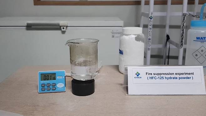 가스하이트레이트 분말을 투입, 불을 끄는 실험 모습.