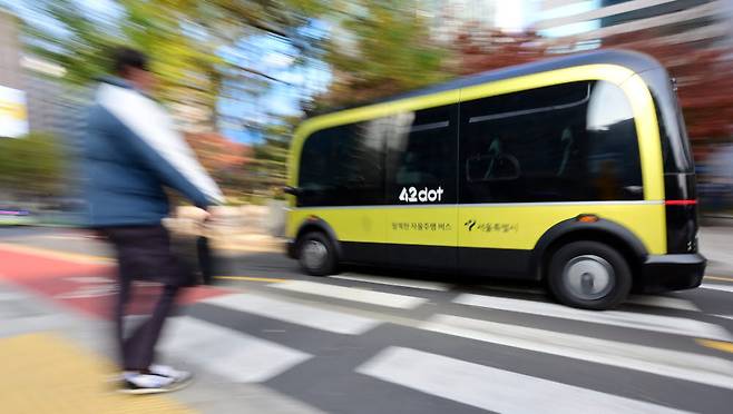 자율주행 전용버스가 청계천 인근에서 주행하고 있다.