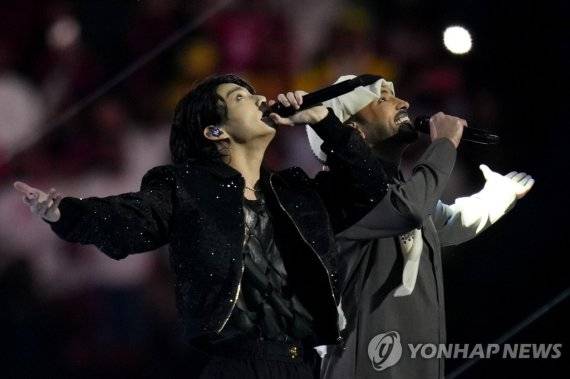 ) 방탄소년단(BTS) 멤버 정국(왼쪽)이 20일(현지시간) 카타르 알코르 알바이트 스타디움에서 열린 2022 국제축구연맹(FIFA) 카타르 월드컵 개막식에서 카타르 가수 파하드 알쿠바이시와 함께 공연하고 있다. 연합뉴스 제공