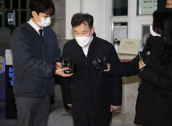 화천대유자산관리 대주주 김만배 씨가 24일 새벽 경기 의왕시 서울구치소를 나오며 취재진의 질문에 답을 마치고 인사를 하고 있다. 대장동 개발사업 로비·특혜 사건의 핵심으로 구속재판을 받던 김만배 씨는 이날 구속기간 만료로 석방됐다. 연합뉴스