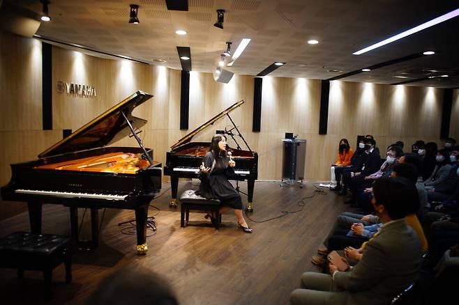 피아니스트 임현정이 지난 15일 오스트리아 피아노 뵈젠도르퍼(280VC)와 일본 야마하(CFX) 그랜드피아노를 각각 연주한 뒤 소리의 특질을 설명하고 있다. 야마하코리아 제공