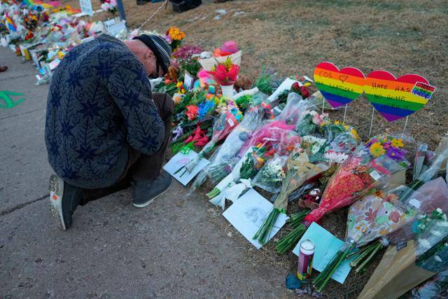 지난 19일 총기난사 사건이 난 미국 콜로라도주 성소수자 클럽 인근에 마련된 임시 추모공간에서 한 시민이 21일 무릎을 꿇고 기도하고 있다. 이 사건으로 최소 5명이 숨지고 25명이 다쳤다. 콜로라도 스프링스=AP 연합뉴스