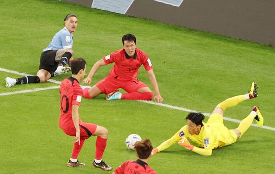 우루과이 역습 막아내는 김승규   (알라이얀=연합뉴스) 김주성 기자 = 24일 오후(현지시간) 카타르 알라이얀의 에듀케이션 시티 스타디움에서 열린 2022 카타르 월드컵 조별리그 H조 1차전 대한민국과 우루과이 경기. 대한민국 골키퍼 김승규가 우루과이의 역습을 막아내고 있다. 2022.11.24   utzza@yna.co.kr (끝)  〈저작권자(c) 연합뉴스, 무단 전재-재배포 금지〉