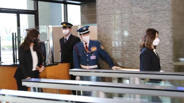 한일 국장급 협의 위해 일본 외무성 찾은 서민정 국장(오른쪽) [사진 제공: 연합뉴스]