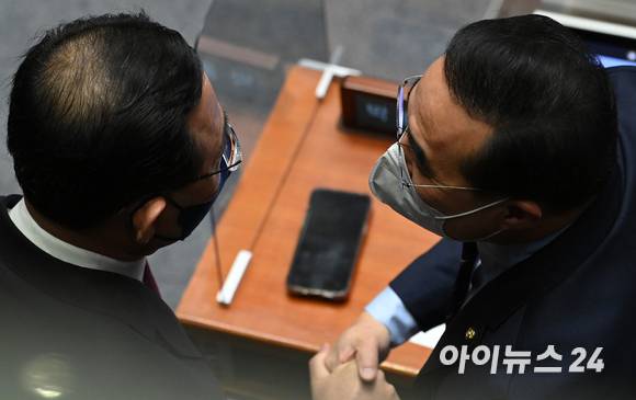 주호영 국민의힘 원내대표와 박홍근 더불어민주당 원내대표가 24일 오후 서울 여의도 국회에서 열린 본회의에서 대화하고 있다. [사진=김성진 기자]