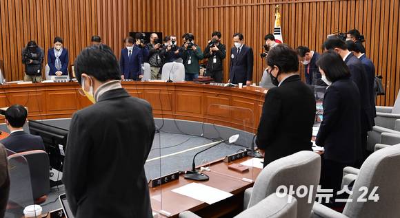 24일 오후 서울 여의도 국회에서 열린 용산 이태원 참사 진상규명과 재발방지를 위한 국정조사특별위원회 전체회의에서 우상호 위원장을 비롯한 의원들이 참사 희생자들을 위해 묵념하고 있다. [사진=김성진 기자]