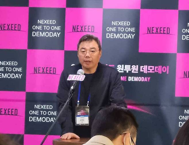 자사가 개발한 MaaS(Metavers as Service) 플랫폼을 소개하고 있는 메타캠프 송영일 대표