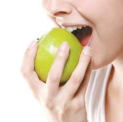 딱딱한 과일 크게 베어 물기