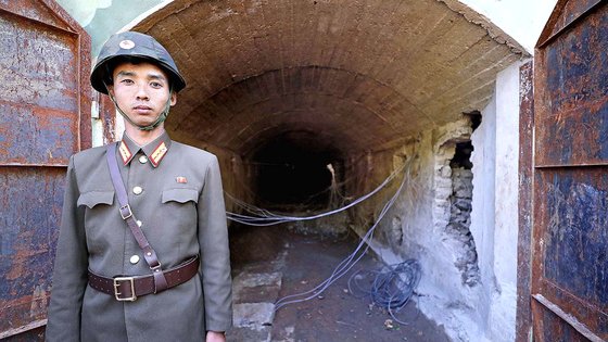 북한의 7차 핵실험장 장소로 지목되는 함경북도 길주군 풍계리 핵실험장 3번 갱도에서 여전히 준비 작업이 계속되고 있다는 전문가들의 분석이 나왔다. 사진은 지난 2018년 5월 24일 북한이 풍계리 핵실험장 폐쇄를 위한 폭파 작업을 하기 전, 북한 군인이 핵실험장 3번 갱도 앞을 지키고 있는 모습. 사진공동취재단