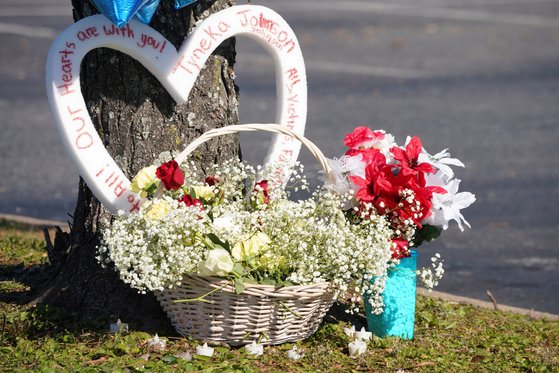 버지니아 체서피크 월마트 앞에 총격 사건의 희생자들을 추모하는 꽃이 놓여있다. 로이터=연합뉴스