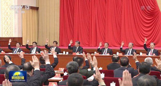 지난 9일부터 11일까지 베이징 징시호텔과 인민대회당에서 열린 중국공산당 19기 7차 중앙위원회 전체회의(7중전회)에서 상무위원들이 거수로 찬성을 표시하고 있다. CC-TV 캡처