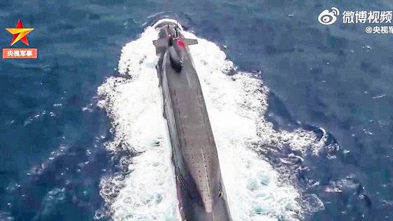 최대 사거리 1만2000km의 잠수함탄도미사일(SLBM)을 장착한 중국 신형 핵잠수함 094A형. 사진 웨이보(중국 CCTV 군사채널) 캡처.