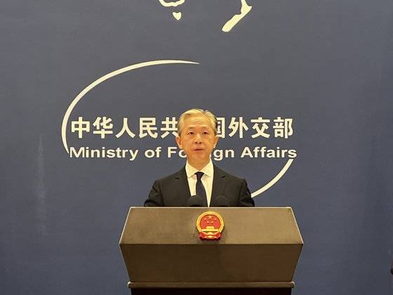 26일 왕원빈 중국 외교부 대변인이 북한 미사일 발사에 대한 중국의 입장을 밝히고 있다. 신경진 기자