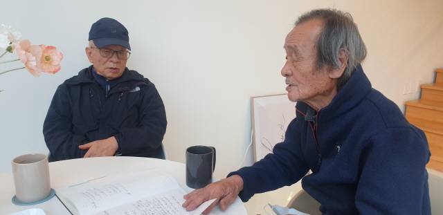 ▲ 이원상(왼쪽) 전 강원도민일보 전무와 노화남 전 논설위원이 대화를 나누고 있다.