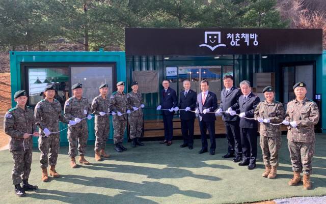 ▲ 육군 3군단은 23일 양구 방산면 전방에 위치한 21사단 방패포병대대에서 ‘청춘책방(독서카페)’ 기증식 ·개관행사를 가졌다.