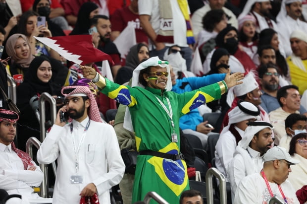 20일 오후(현지시간) 카타르 알코르 알바이트 스타디움에서 열린 2022 카타르 월드컵 개막식에서 관중이 열띤 응원을 하고 있다./사진=연합뉴스
